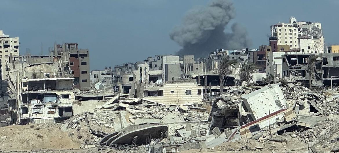 Fumaça sobe de um prédio bombardeado na Cidade de Gaza
