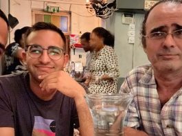 Yehuda Cohen (à direita) com seus filhos, Nimrod (à esquerda) e Yotam (ao centro), antes de 7 de outubro de 2023