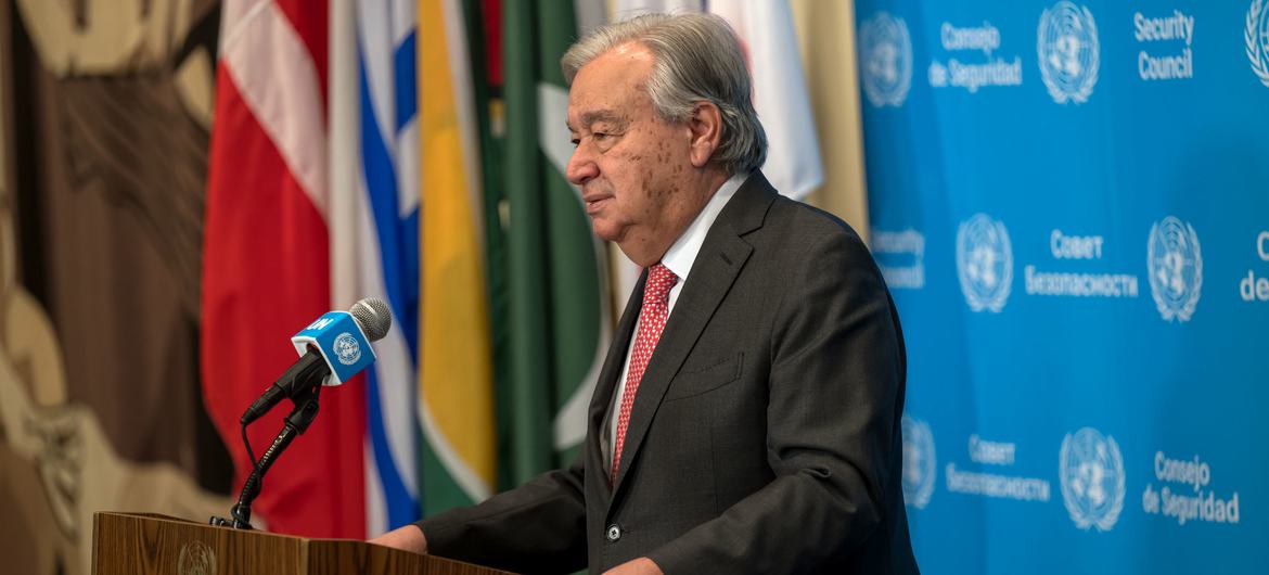 António Guterres fala a jornalistas em frente ao Conselho de Segurança