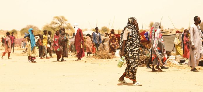 Refugiados, a maioria mulheres e crianças, que fugiram da violência em El Fasher e outras partes de Darfur, chegam ao Chade