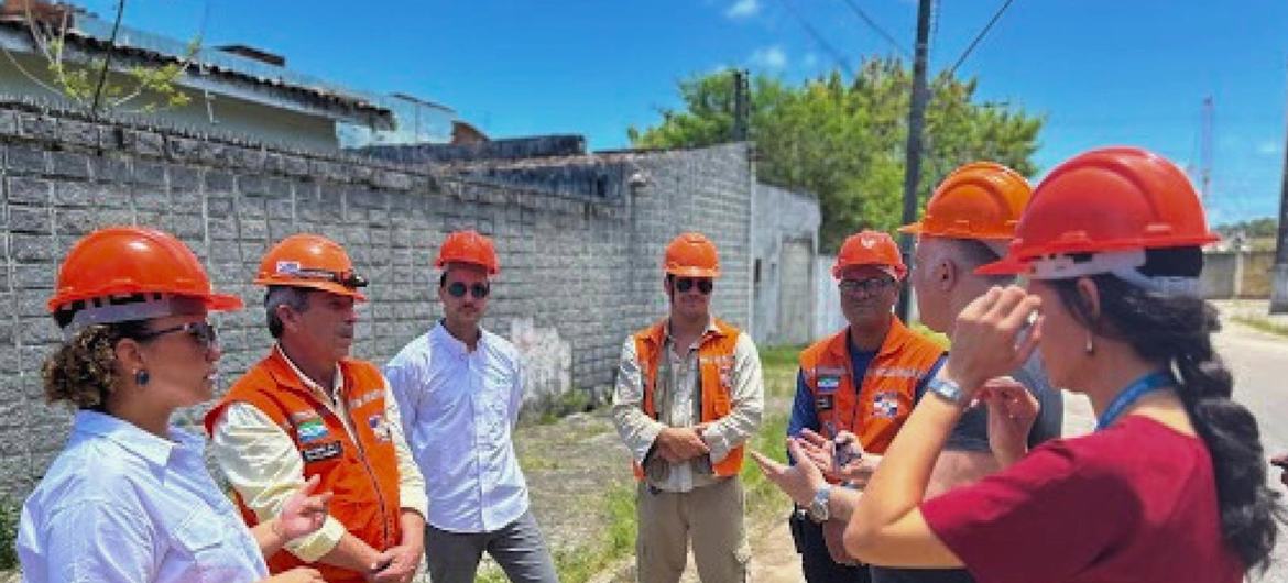 Integrantes do MPF/AL, da Defesa Civil de Maceió e do UNOPS em visita técnica aos bairros atingidos.