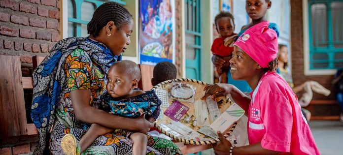 Uma mãe recebe informações sobre planejamento familiar em uma clínica em Goma, no leste da República Democrática do Congo