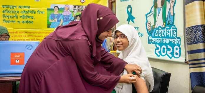 Campanha de vacinação contra o HPV em uma escola de ensino médio em Mymensingh, Bangladesh