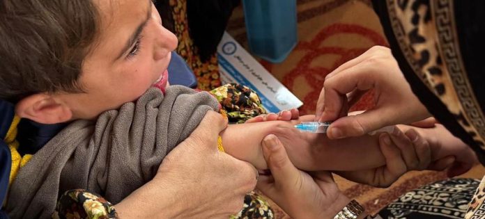 Vacinas contra o sarampo são administradas na província de Balkh, no Afeganistão