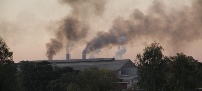 Os processos de produção têxtil da moda rápida estão exacerbando as emissões de gases de efeito estufa no Paquistão