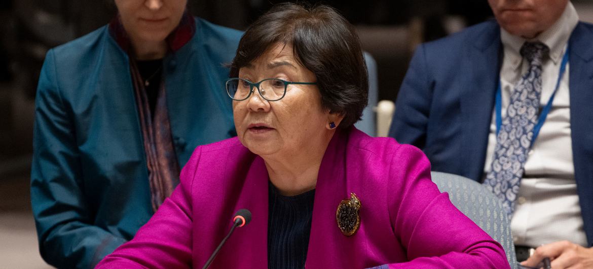 Roza Otunbayeva, Representante Especial do Secretário-Geral para o Afeganistão e Chefe da Missão de Assistência da ONU no Afeganistão, informa a reunião do Conselho de Segurança sobre a situação no país. Roza Otunbayeva, Representante Especial do Secretário-Geral para o Afeganistão e Chefe da Missão de Assistência da ONU no Afeganistão, informa a reunião do Conselho de Segurança sobre a situação no país.