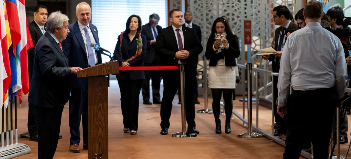 O secretário-geral, António Guterres, fala aos jornalistas sobre Israel e Gaza e o início do Ramadã