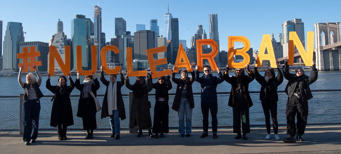 Em 26 de novembro de 2023, os ativistas em Nova Iorque juntaram-se a pessoas de todo o mundo no Dia Global de Ação contra as armas nucleares Em 26 de novembro de 2023, os ativistas em Nova Iorque juntaram-se a pessoas de todo o mundo no Dia Global de Ação contra as armas nucleares