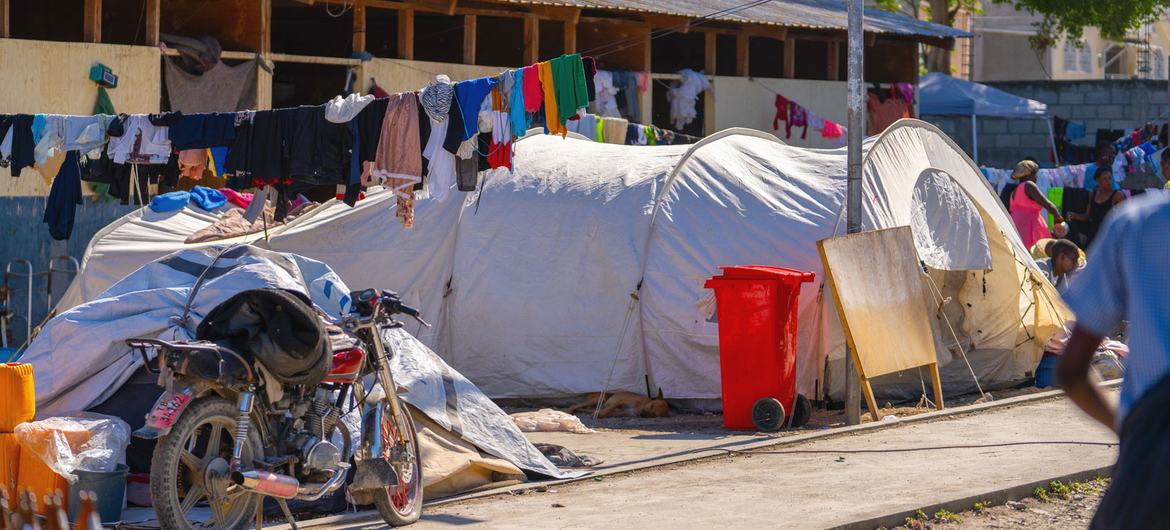 Pessoas no Haiti expulsas de suas casas pela violência e pela insegurança estão sendo acolhidas em uma escola no centro da capital Porto Príncipe Pessoas no Haiti expulsas de suas casas pela violência e pela insegurança estão sendo acolhidas em uma escola no centro da capital Porto Príncipe