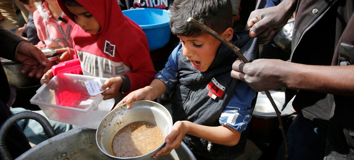Crianças na Faixa de Gaza recebem alimentos enquanto os suprimentos continuam a diminuir