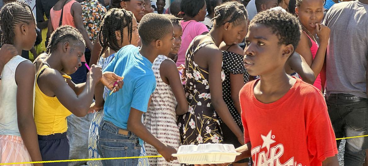 Crianças no Haiti fazem fila para uma refeição quente e água distribuída pelo PMA em Porto Príncipe Crianças no Haiti fazem fila para uma refeição quente e água distribuída pelo PMA em Porto Príncipe