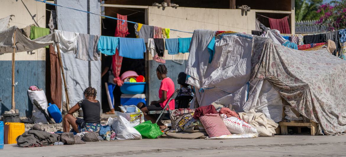 Famílias deslocadas são acolhidas numa escola no centro de Porto Príncipe, Haiti