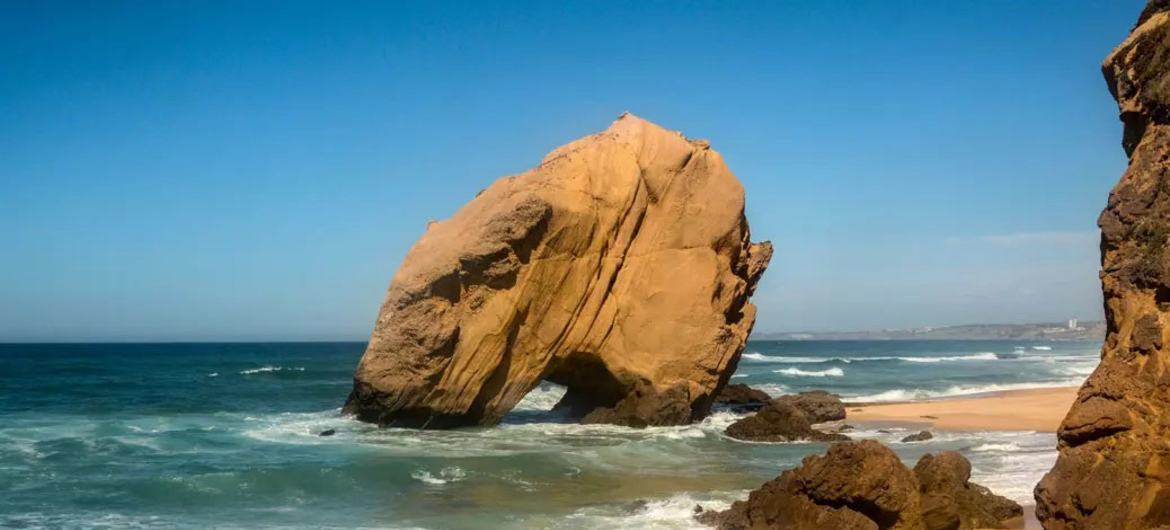 Linha costeira no centro-oeste português envolve 72 km da região atlântica Linha costeira no centro-oeste português envolve 72 km da região atlântica