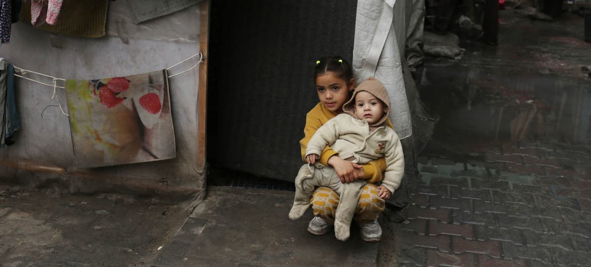 Crianças num abrigo em Gaza Crianças num abrigo em Gaza