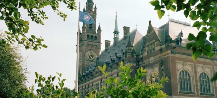 A bandeira das Nações Unidas tremula em frente ao Palácio da Paz, sede da Corte Internacional de Justiça em Haia
