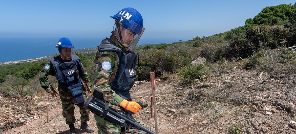 Soldados da paz cambojanos da Unifil realizando uma operação mecânica de desminagem ao longo da Linha Azul em Ras Naqoura, sul do Líbano Soldados da paz cambojanos da Unifil realizando uma operação mecânica de desminagem ao longo da Linha Azul em Ras Naqoura, sul do Líbano