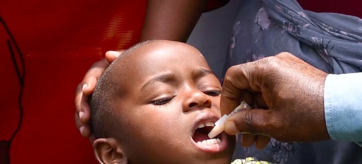 Uma criança recebe uma vacina contra a cólera no assentamento de refugiados de Nyiragongo, Goma, RD Congo Uma criança recebe uma vacina contra a cólera no assentamento de refugiados de Nyiragongo, Goma, RD Congo