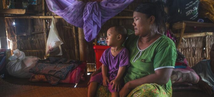 Milhares de pessoas fugiram para grandes áreas urbanas, como nos arredores da capital birmanesa Yangon
