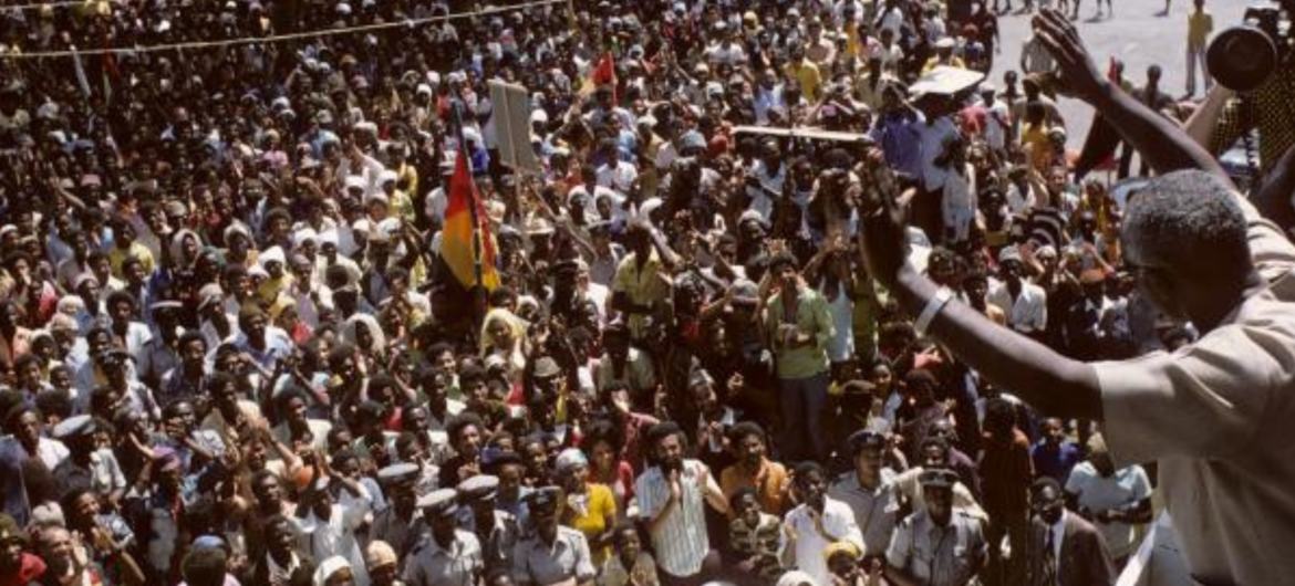 Missão de visita da ONU a Cabo Verde (1975): Aristides Pereira do Partido Africano da Independência da Guiné e Cabo Verde (PAIGC) dirigindo-se à multidão Missão de visita da ONU a Cabo Verde (1975): Aristides Pereira do Partido Africano da Independência da Guiné e Cabo Verde (PAIGC) dirigindo-se à multidão