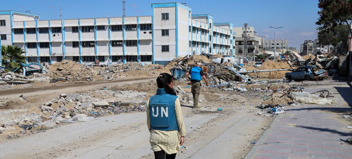 Uma equipe da ONU inspeciona uma escola destruída em Khan Younis Uma equipe da ONU inspeciona uma escola destruída em Khan Younis