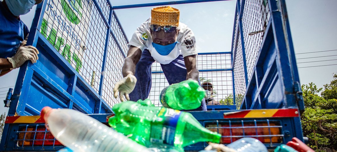 O Quénia limitou o uso de plástico descartável