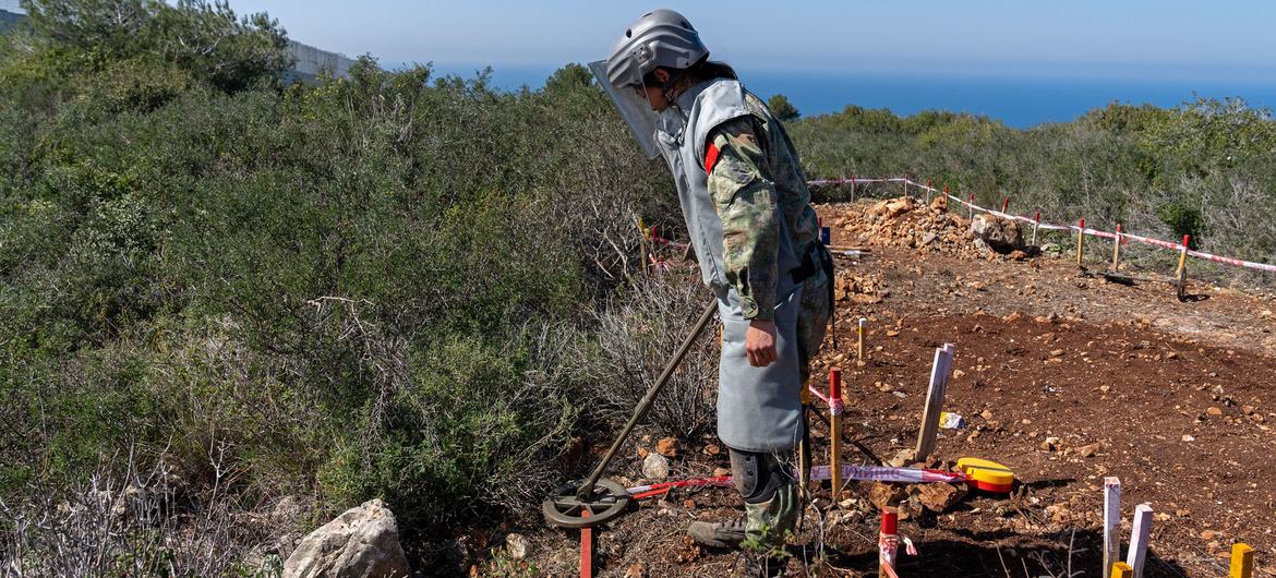Um soldado da paz da ONU realiza trabalhos perigosos de desminagem em Rmeish, sul do Líbano Um soldado da paz da ONU realiza trabalhos perigosos de desminagem em Rmeish, sul do Líbano