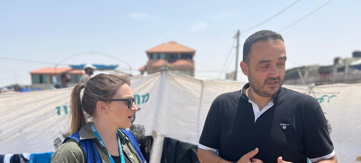 Louise Wateridge da Unrwa com o seu colega Hussein em Rafah, sul de Gaza Louise Wateridge da Unrwa com o seu colega Hussein em Rafah, sul de Gaza