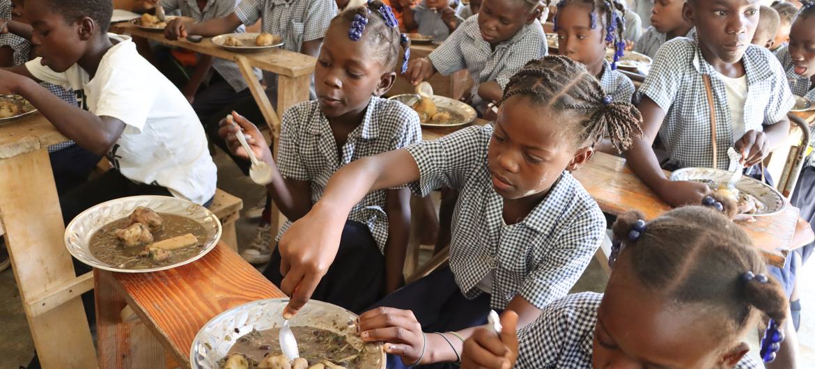 Alunos almoçam em sua escola na vila de Belle Onde, no centro do Haiti Alunos almoçam em sua escola na vila de Belle Onde, no centro do Haiti