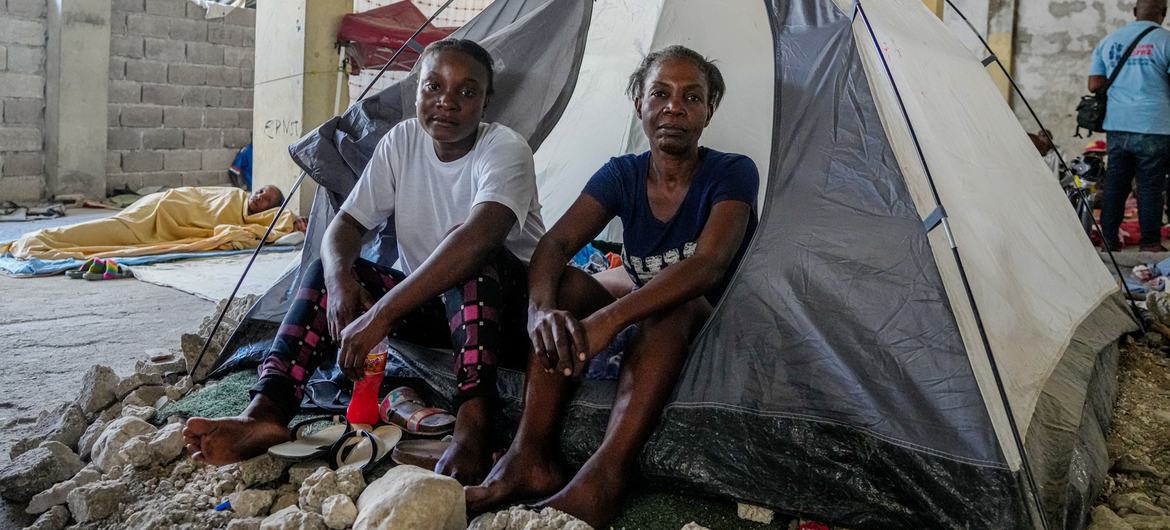 No coração de Porto Príncipe, capital do Haiti, a escalada da violência tornou-se uma realidade sombria, levando ao deslocamento em massa de mulheres e crianças No coração de Porto Príncipe, capital do Haiti, a escalada da violência tornou-se uma realidade sombria, levando ao deslocamento em massa de mulheres e crianças