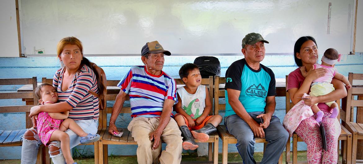 Um grupo de indígenas aguarda a vez de avaliação médica no norte do Brasil. Um grupo de indígenas aguarda a vez de avaliação médica no norte do Brasil.