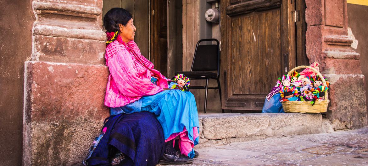 Mulher indígena mexicana vendendo bonecas nas ruas de Santiago de Querétaro, México Mulher indígena mexicana vendendo bonecas nas ruas de Santiago de Querétaro, México