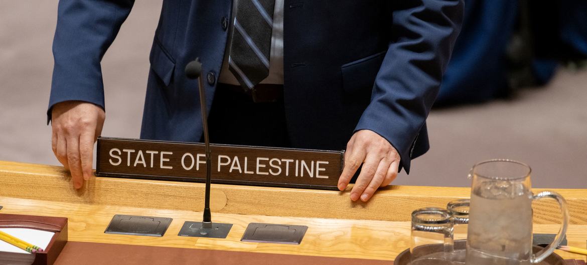 Uma placa representando o Estado da Palestina é posicionada na mesa no Conselho de Segurança Uma placa representando o Estado da Palestina é posicionada na mesa no Conselho de Segurança