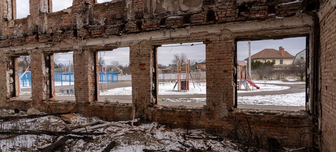 Escola em Kharkiv, Ucrânia, destruída por bombardeio (fevereiro de 2024) Escola em Kharkiv, Ucrânia, destruída por bombardeio (fevereiro de 2024)