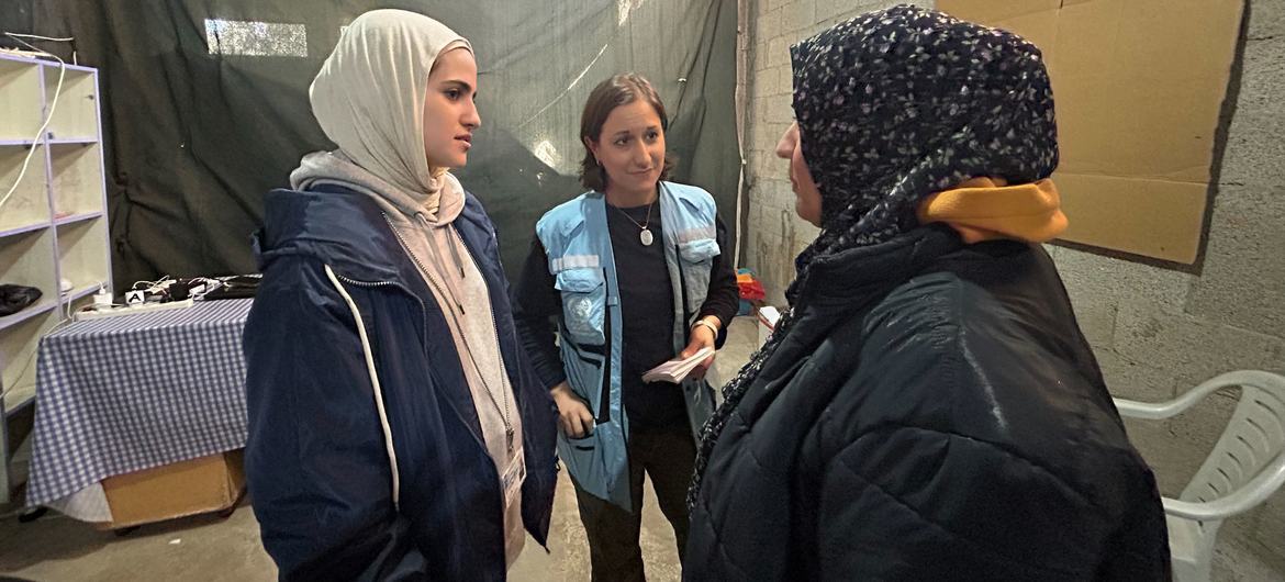 Yasmina Guerda, Oficial de Assuntos Humanitários da ONU (centro), conversa com uma mulher palestina em Rafah, Gaza, em março de 2024 Yasmina Guerda, Oficial de Assuntos Humanitários da ONU (centro), conversa com uma mulher palestina em Rafah, Gaza, em março de 2024