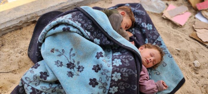 Crianças dormem ao relento em al-Mawasi, no sul da Faixa de Gaza.