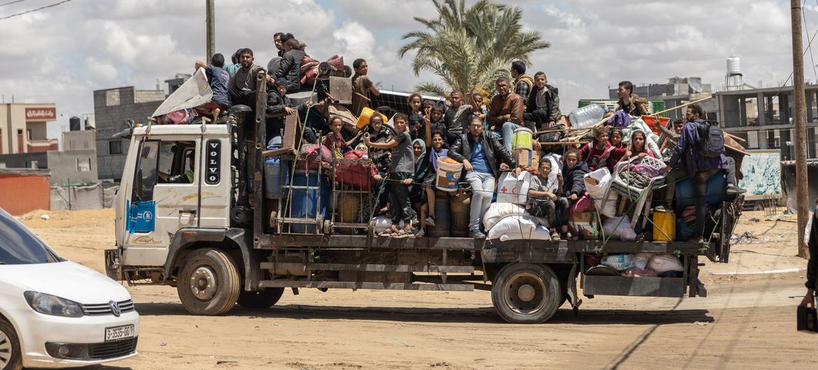 As pessoas continuam a deixar Rafah após uma ordem de evacuação das autoridades israelenses. As pessoas continuam a deixar Rafah após uma ordem de evacuação das autoridades israelenses.