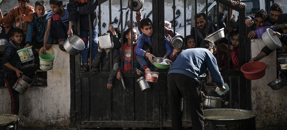 Crianças esperam para receber comida em Rafah, no sul da Faixa de Gaza Crianças esperam para receber comida em Rafah, no sul da Faixa de Gaza