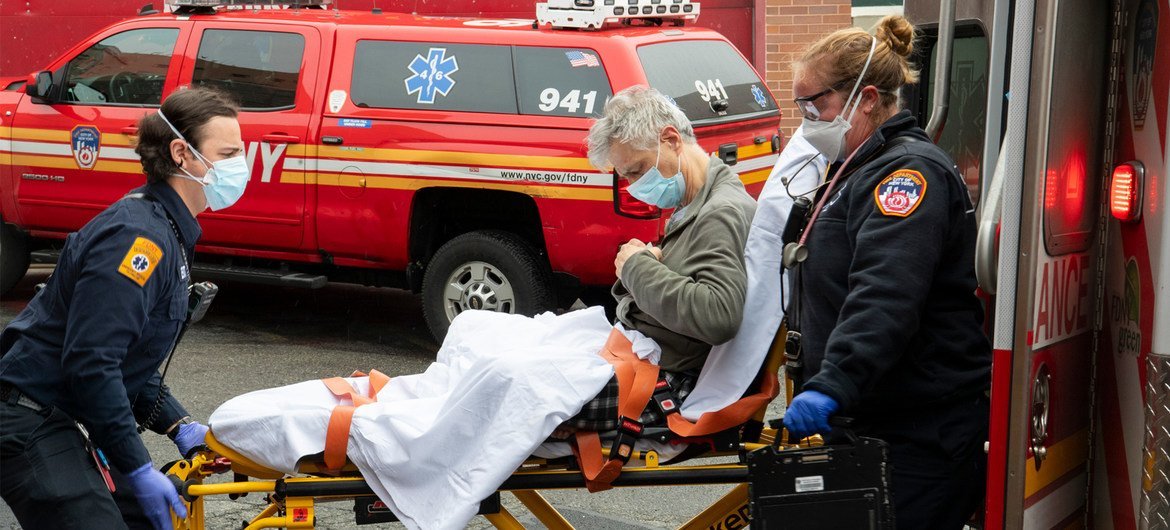 Equipe do Elmhurst Hospital, no Queens, chega com um novo paciente durante o surto de COVID-19 em Nova York