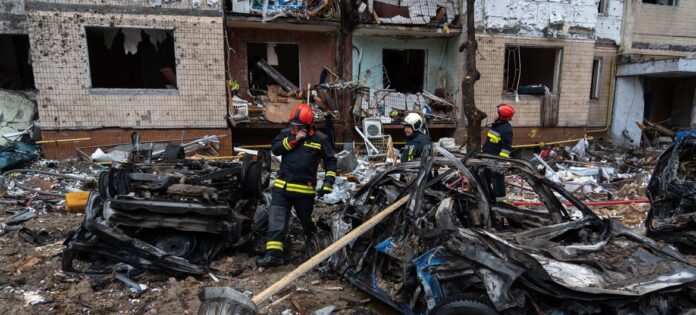 Equipes de resgate trabalham em um prédio em Kiev, danificado por bombardeios