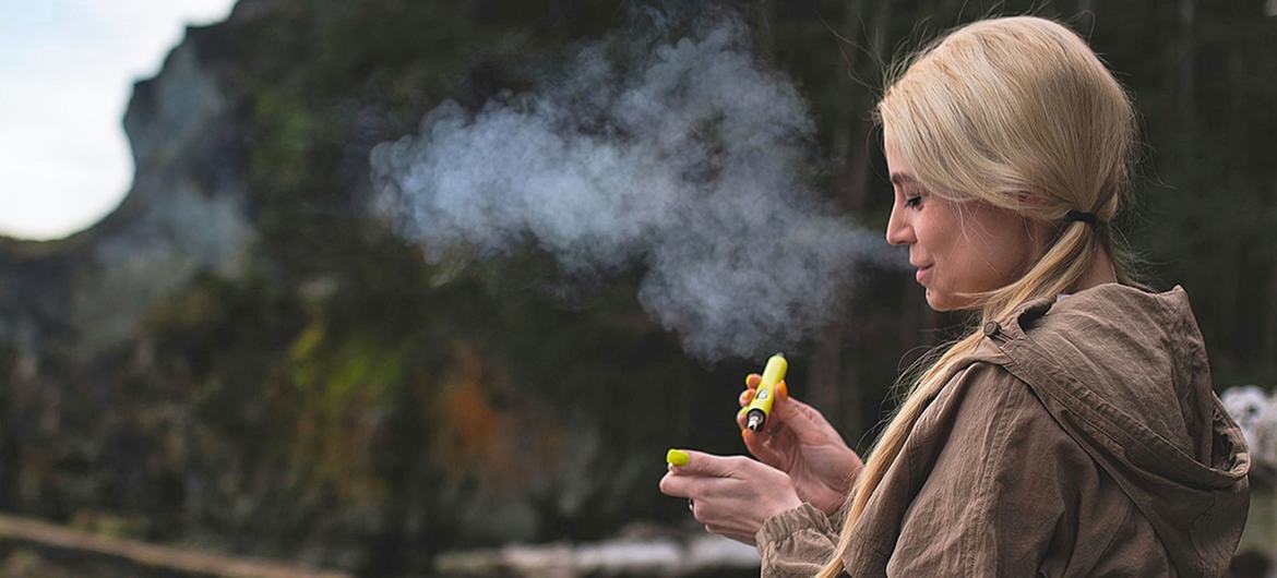 Vaping envolve aquecer um líquido e inalar o aerossol nos pulmões Vaping envolve aquecer um líquido e inalar o aerossol nos pulmões