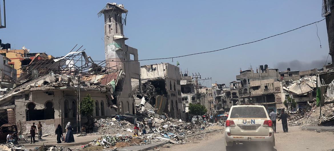 Um veículo da ONU passa pelas ruínas da Cidade de Gaza Um veículo da ONU passa pelas ruínas da Cidade de Gaza