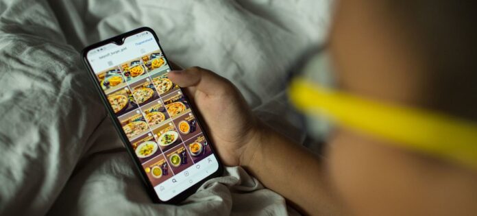 Os alimentos processados e menos nutritivos são facilmente comercializados e estão amplamente disponíveis e acessíveis, enquanto os alimentos nutritivos são muitas vezes mais caros e inacessíveis para muitos