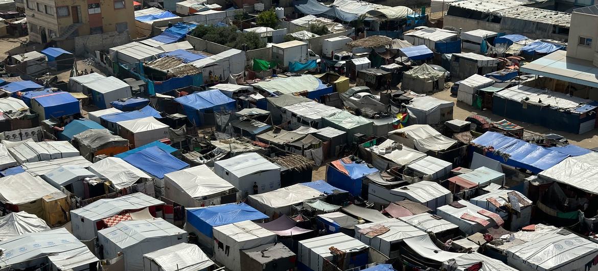 As pessoas em Gaza foram deslocadas diversas vezes e vivem em abrigos improvisados As pessoas em Gaza foram deslocadas diversas vezes e vivem em abrigos improvisados