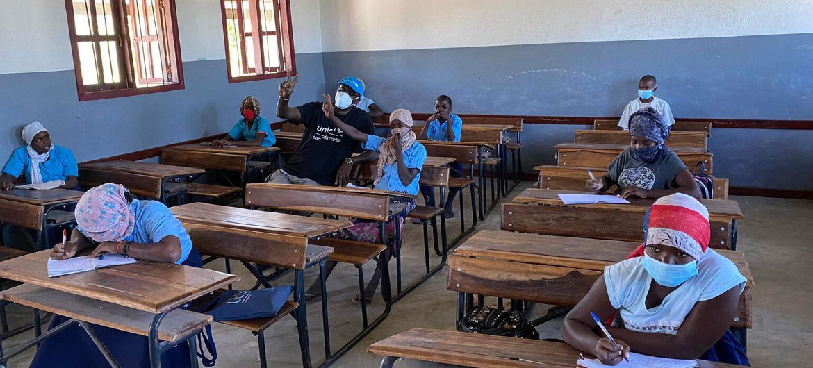 Jovens mulheres numa escola na região afetada pelo conflito de Cabo Delgado, em Moçambique Jovens mulheres numa escola na região afetada pelo conflito de Cabo Delgado, em Moçambique