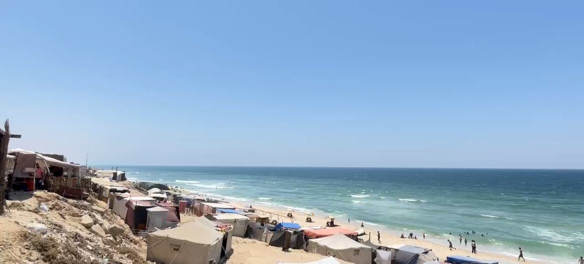 Abrigo improvisado para pessoas deslocadas em Az-Zawayda, na região central de Gaza. Abrigo improvisado para pessoas deslocadas em Az-Zawayda, na região central de Gaza.