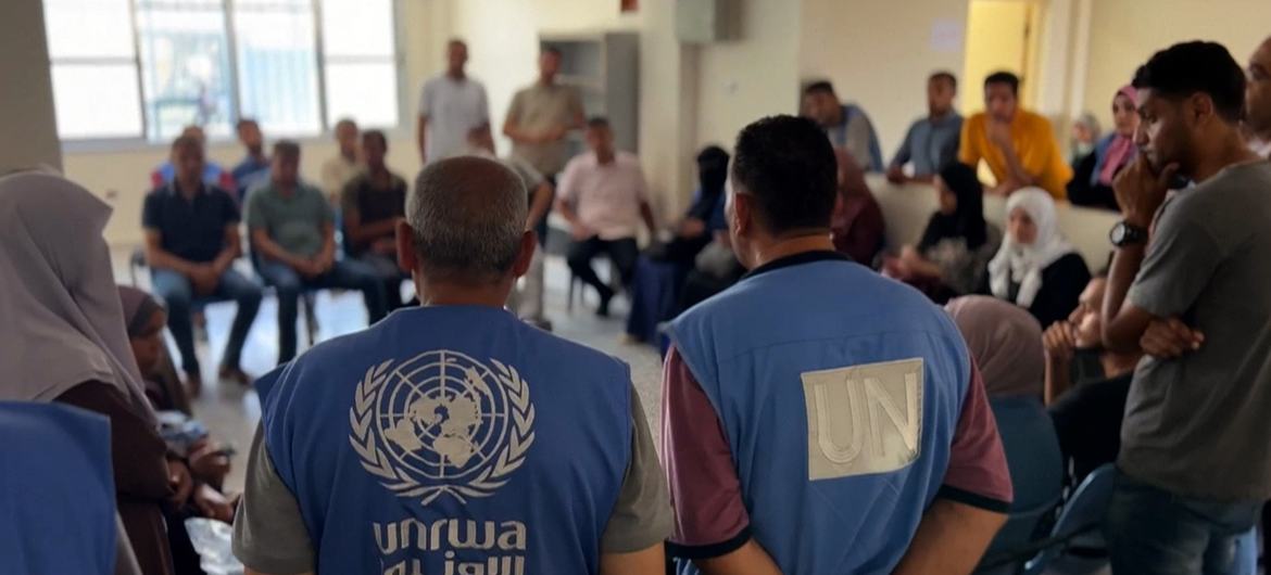 Equipe da UNRWA em reunião, Centro de Saúde Japonês
