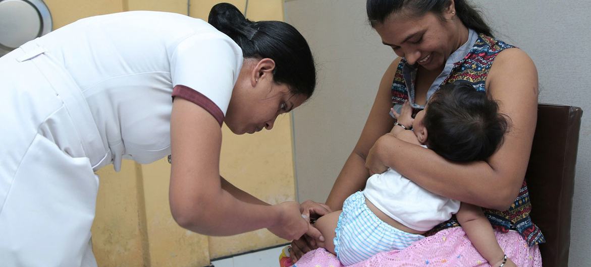 A prevenção da infecção por hepatite B por meio da imunização na infância reduz substancialmente as infecções crônicas e os casos de câncer de fígado e cirrose na idade adulta. A prevenção da infecção por hepatite B por meio da imunização na infância reduz substancialmente as infecções crônicas e os casos de câncer de fígado e cirrose na idade adulta.