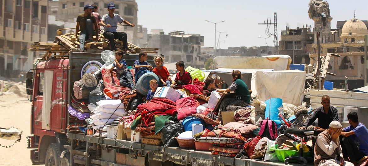 As famílias em Gaza continuam a ser forçadas a encontrar locais mais seguros para se abrigar As famílias em Gaza continuam a ser forçadas a encontrar locais mais seguros para se abrigar