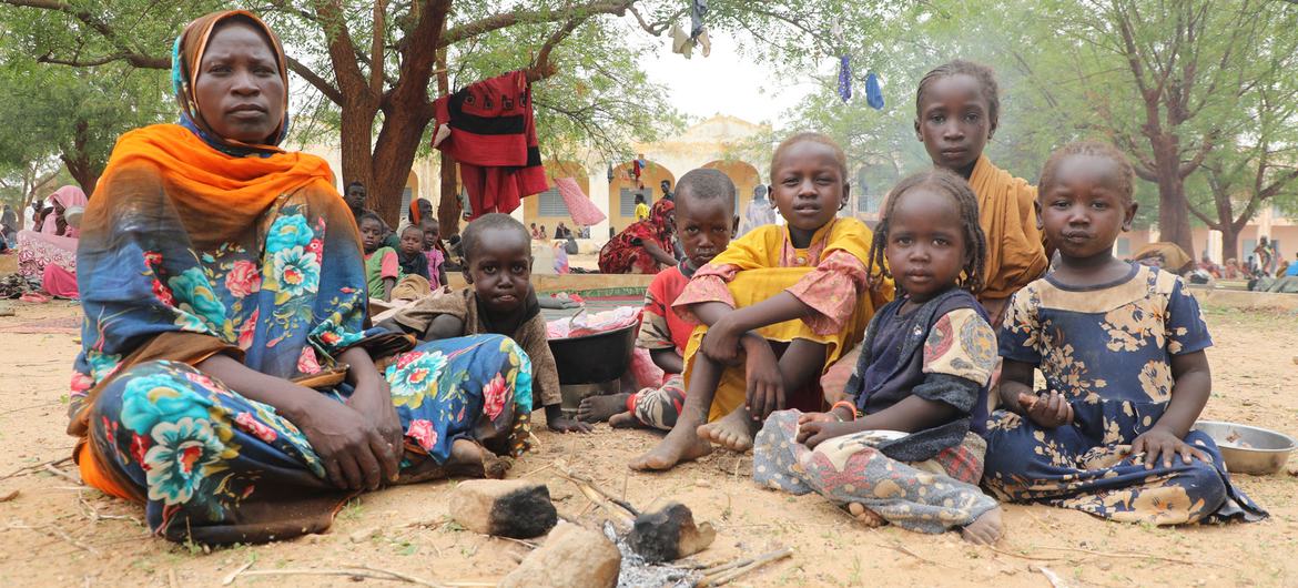 Uma mãe sudanesa e os seus filhos refugiam-se numa cidade do Chade, do outro lado da fronteira com Darfur, no Sudão