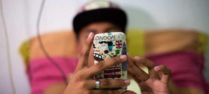 Jovem utiliza aplicativos de celular